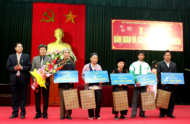 Trao nhà tình nghĩa cho 5 gia đình có công tại huyện Chương Mỹ với tổng giá trị 250 triệu đồng.