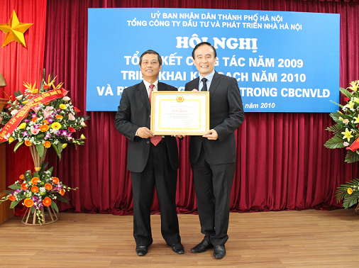 3.2 H1 nhan Bang khen cua Thanh uy HN.bmp