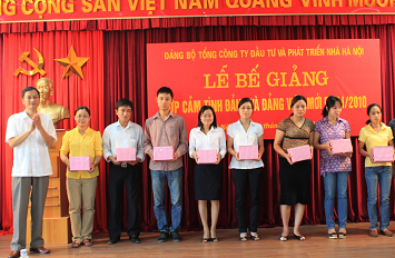 4.6 - Trao chung nhan loai gioi lop dang vien moi.bmp