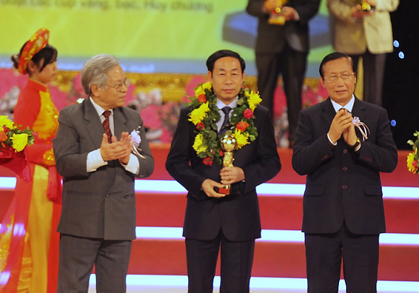 T1 nhan Qua cau Vang.bmp