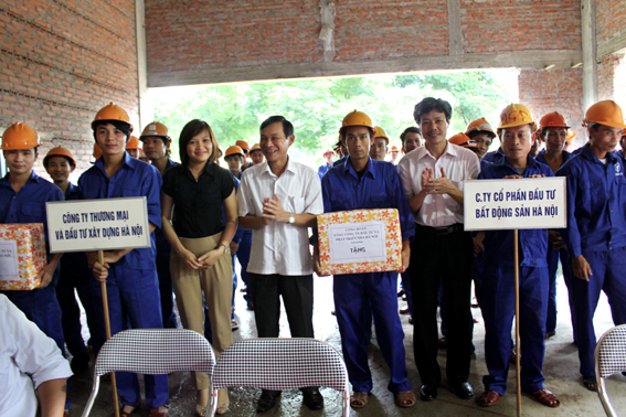 12.8 - Tang qua CN 1.jpg