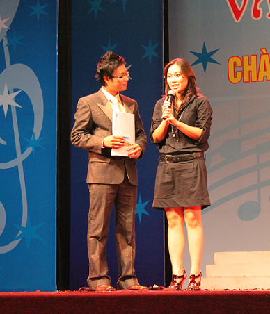 20. 9 Ca sy Khanh Linh giao luu.bmp