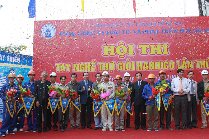 Hoi thi TNTG 2009 - trao hoa.bmp